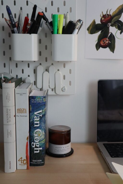 Cum să îți organizezi eficient spațiul de lucru acasă pentru productivitate crescută